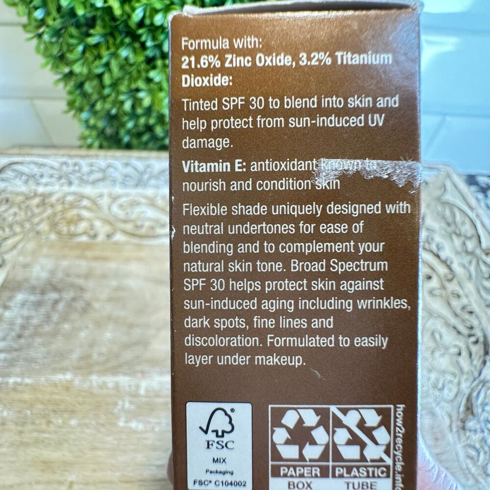 Neutrogena UVA/ UVB SPF 30 Tinted Face Sunscreen and Kokie Blush Bundle - Picture 3 of 12